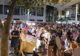 El Mercado Artesanal Nocturno congregó a un numeroso público que disfrutó visitando los diferentes puestos
