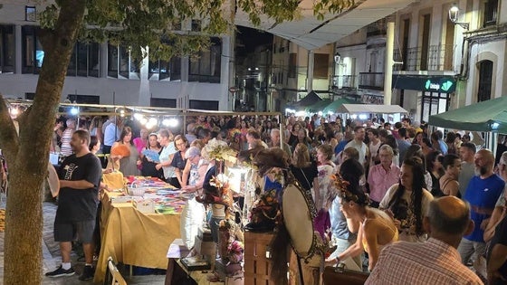 El Mercado Artesanal Nocturno congregó a un numeroso público que disfrutó visitando los diferentes puestos