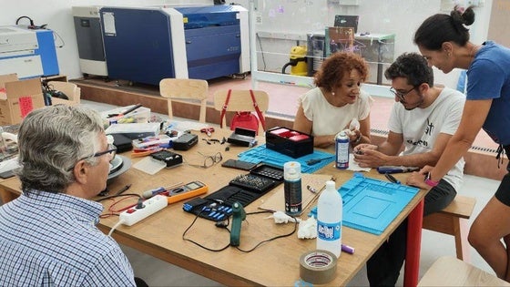 Un grupo de arroyanos disfrutó con la primera sesión del proyecto Repair Café