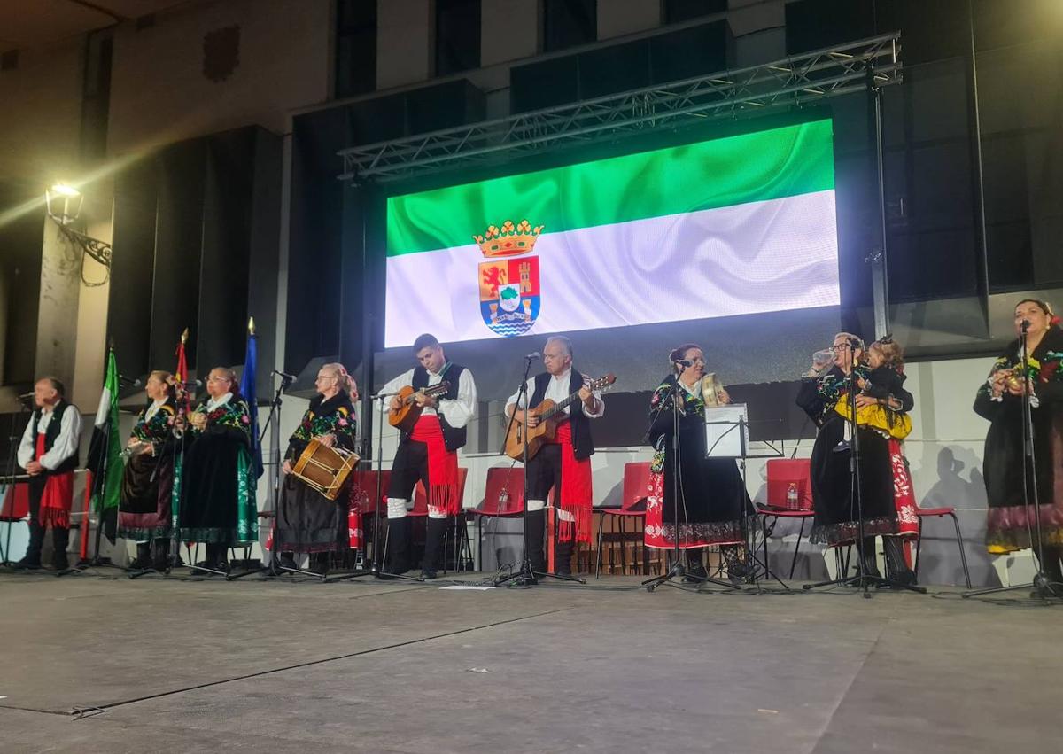 Imagen secundaria 1 - Isidro Carrero, a título póstumo, y el Arroyo CB reciben la Medalla de Arroyo de la Luz