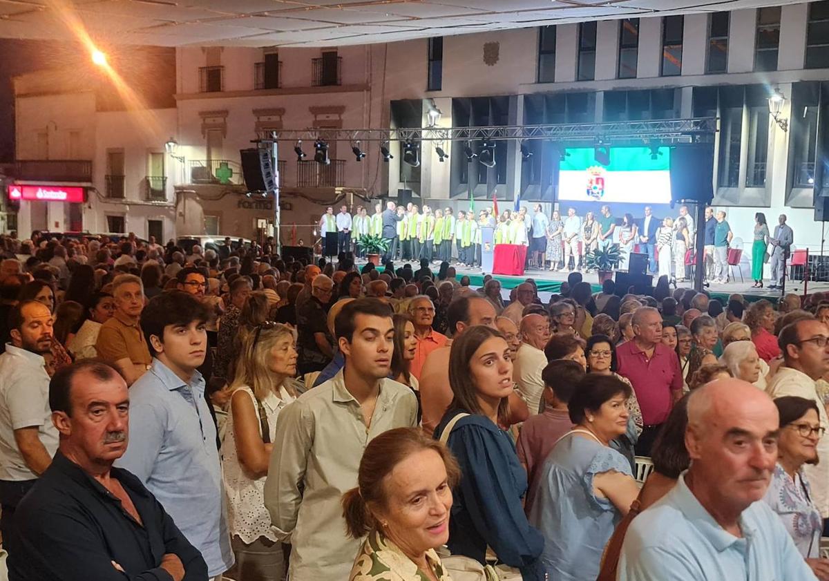 Imagen principal - Isidro Carrero, a título póstumo, y el Arroyo CB reciben la Medalla de Arroyo de la Luz