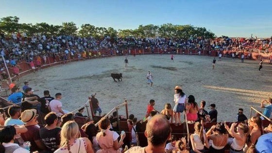 Comienzan los encierros de vaquillas con el reparto de chocolate con churros
