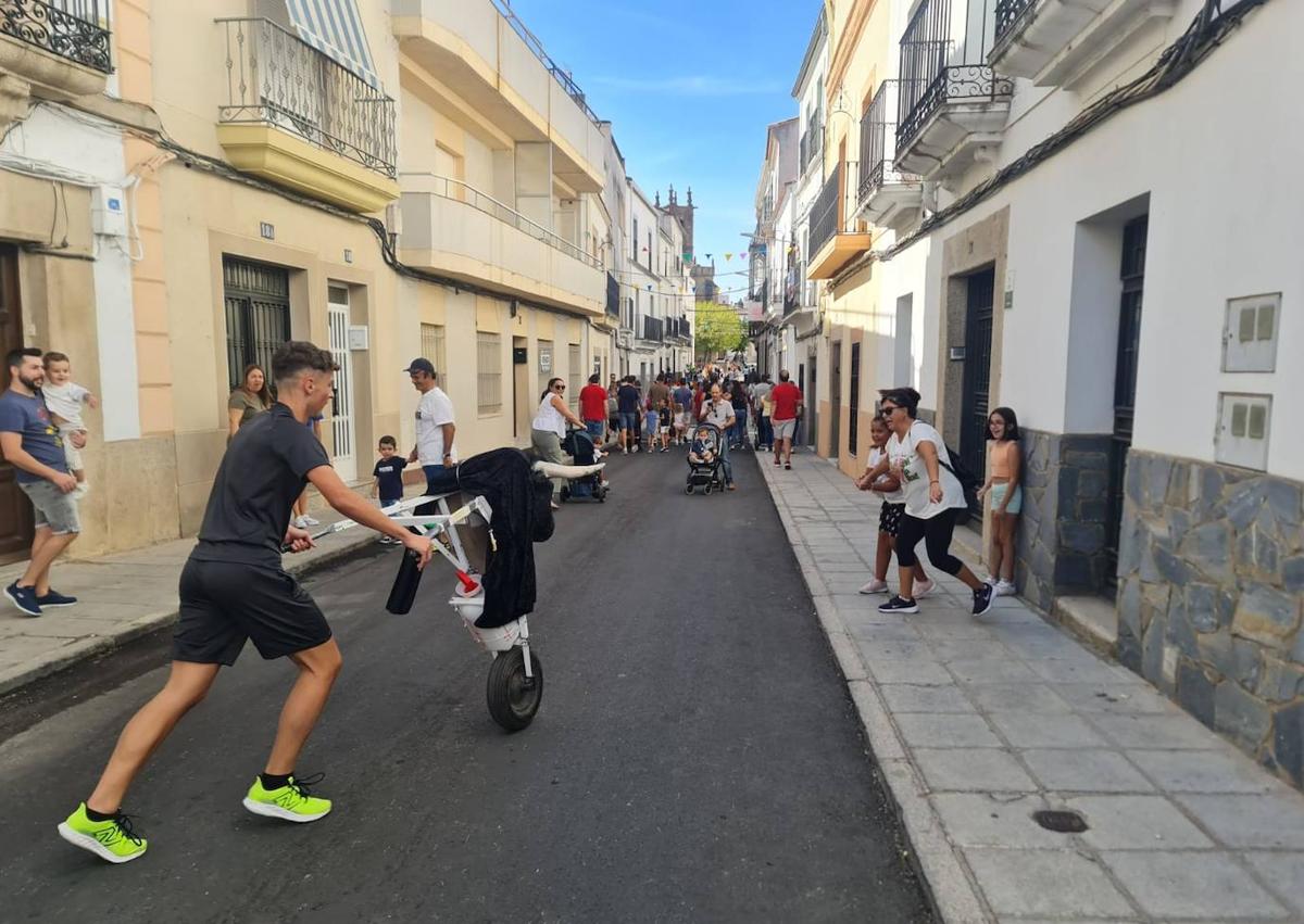 Imagen secundaria 1 - Divertida mañana de cabezudos y encierro infantil