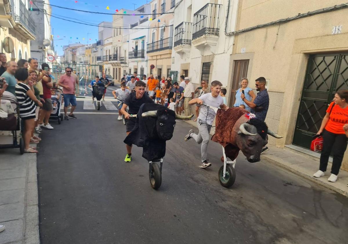 Imagen principal - Divertida mañana de cabezudos y encierro infantil
