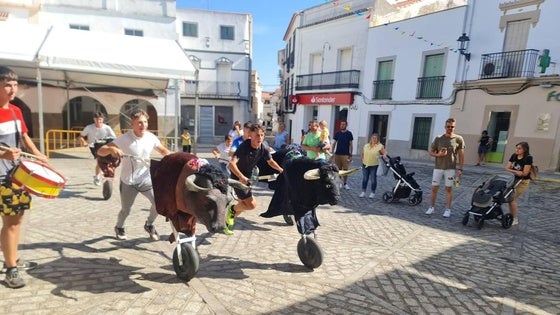 Divertida mañana de cabezudos y encierro infantil