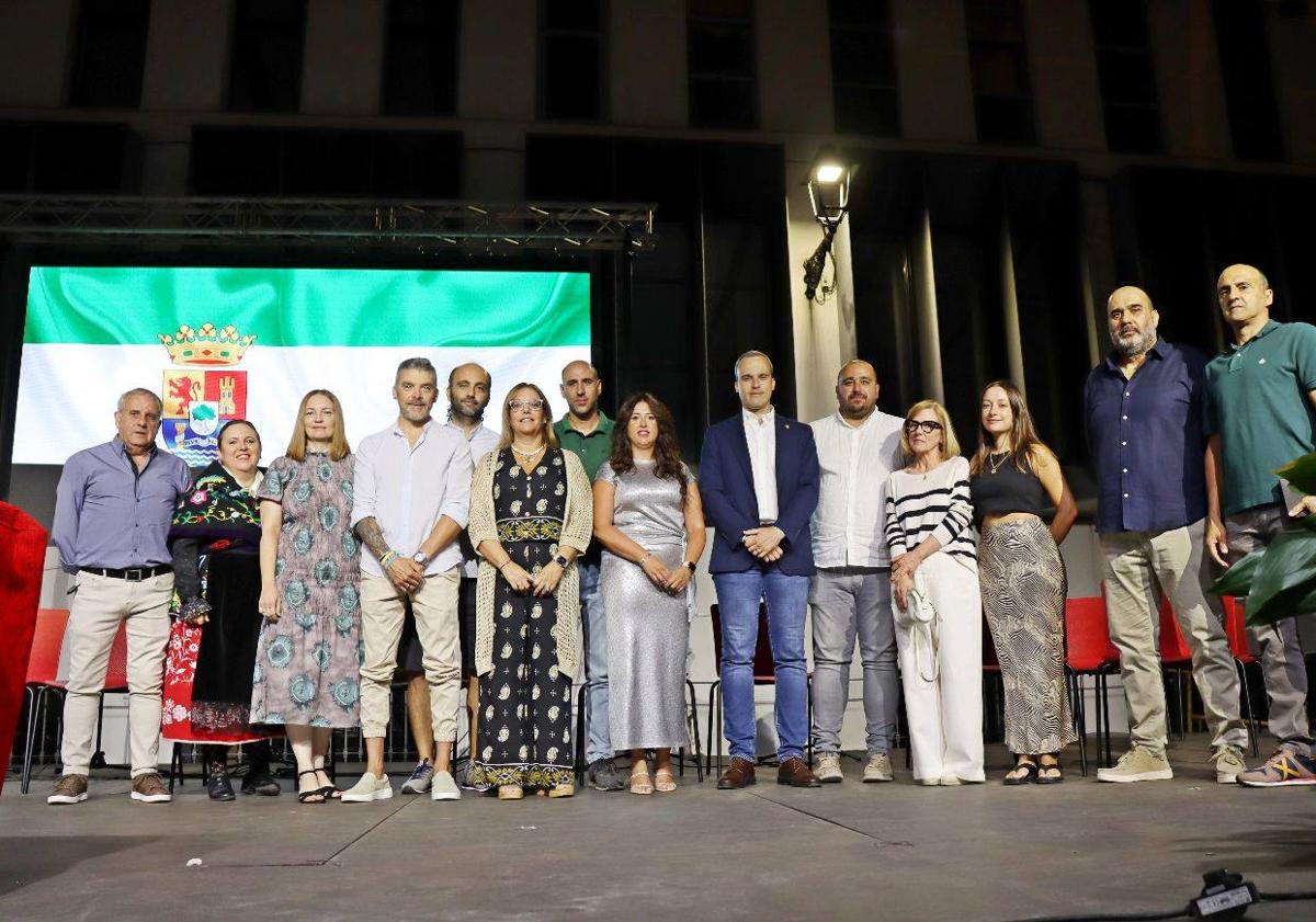 Imagen principal - Arriba, entrega de medallas. Debajo, público asistente al acto y homenaje a la bandera.