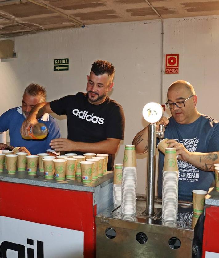 Imagen secundaria 2 - Cocineras de GASTROTEX, asociación 'Mujer arroyana' y trabajadores municipales durante la jornada gastronómica.