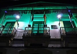 El Ayuntamiento se ilumina de verde por la festividad del Pilar