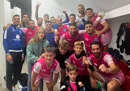 El equipo arroyano celebrando la victoria en el vestuario.