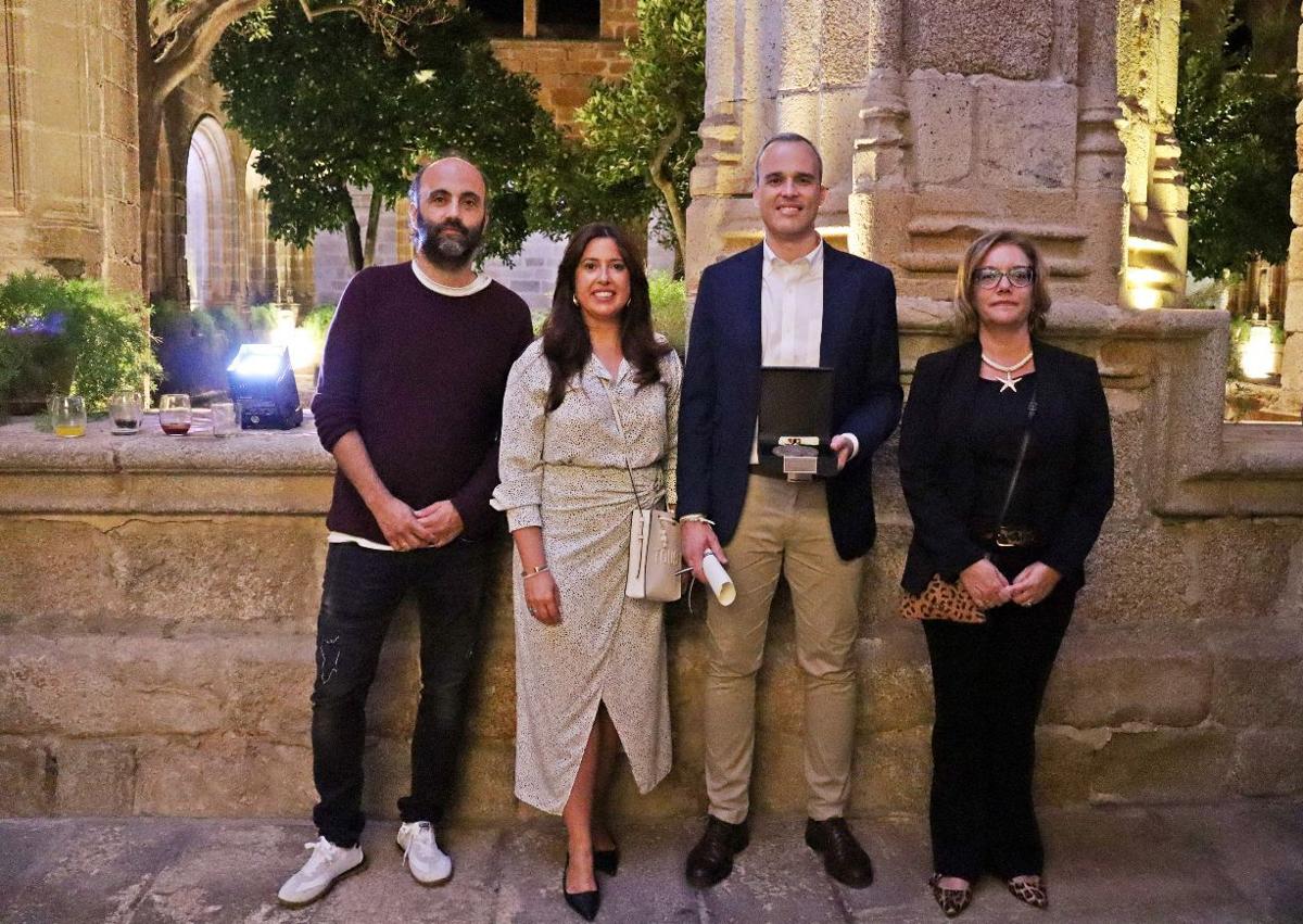 Imagen secundaria 1 - Arriba, Caro recogiendo el premio. Debajo, el alcalde arroyano junto a los concejales en la gala.