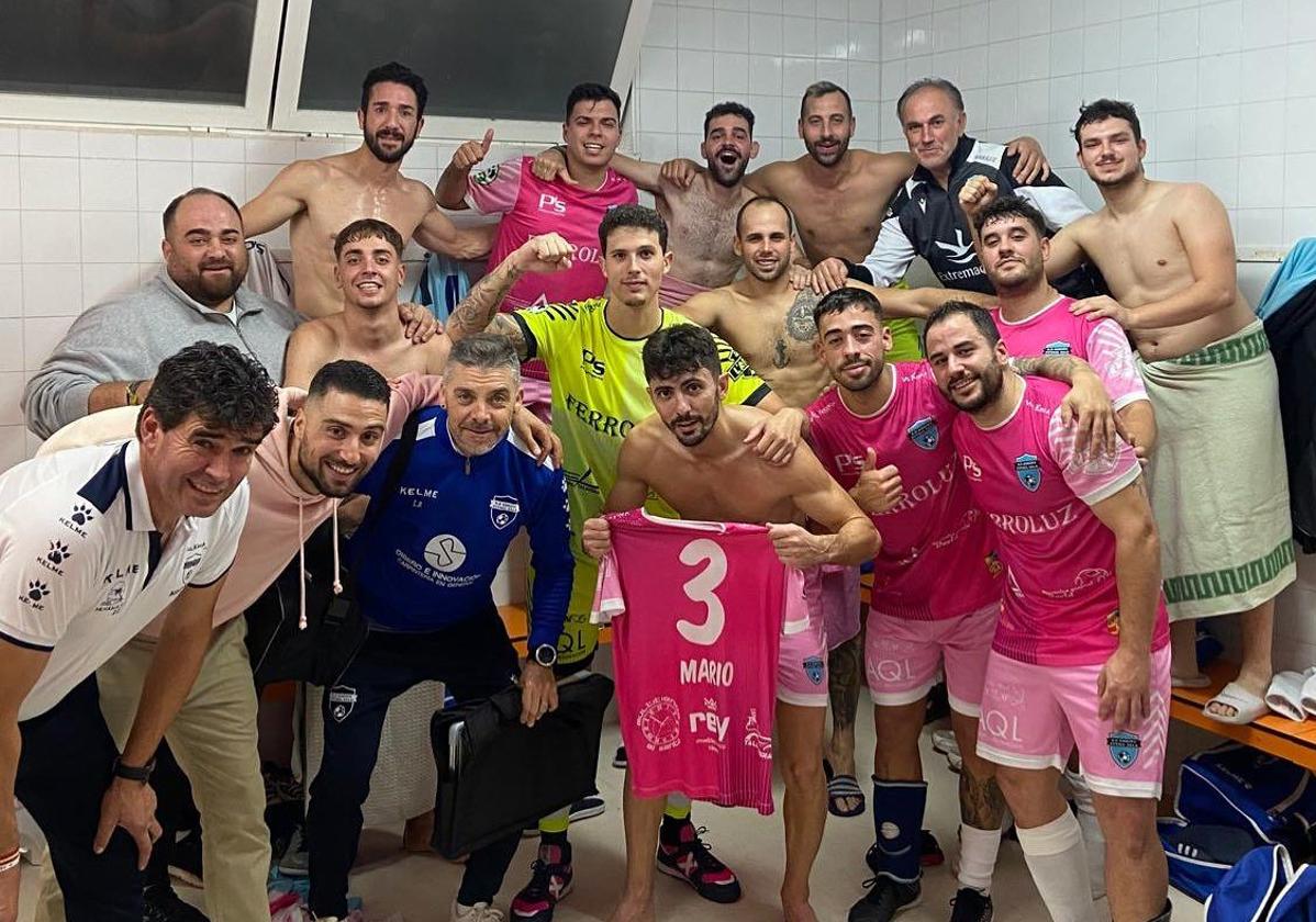 Los arroyanos celebran la victoria en el vestuario.