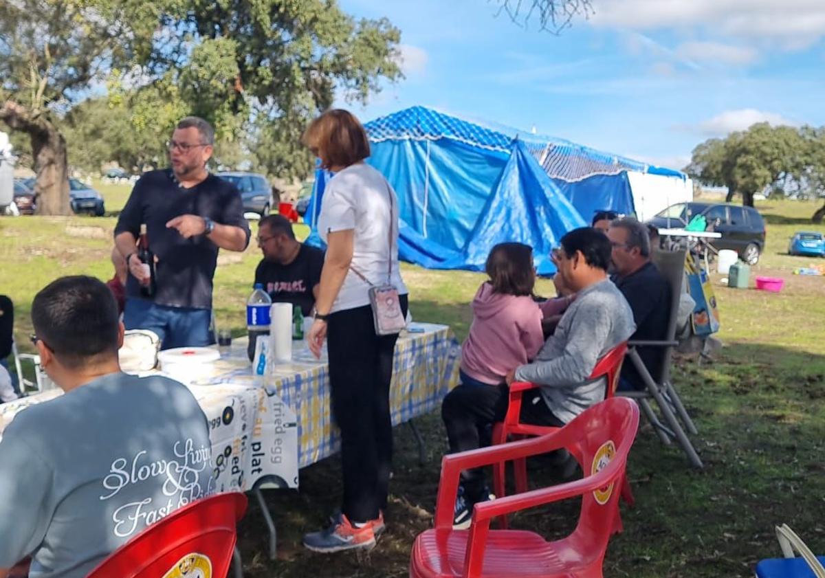 Imagen principal - Arroyo volvió a la dehesa para acompañar a San Pedrino en su día