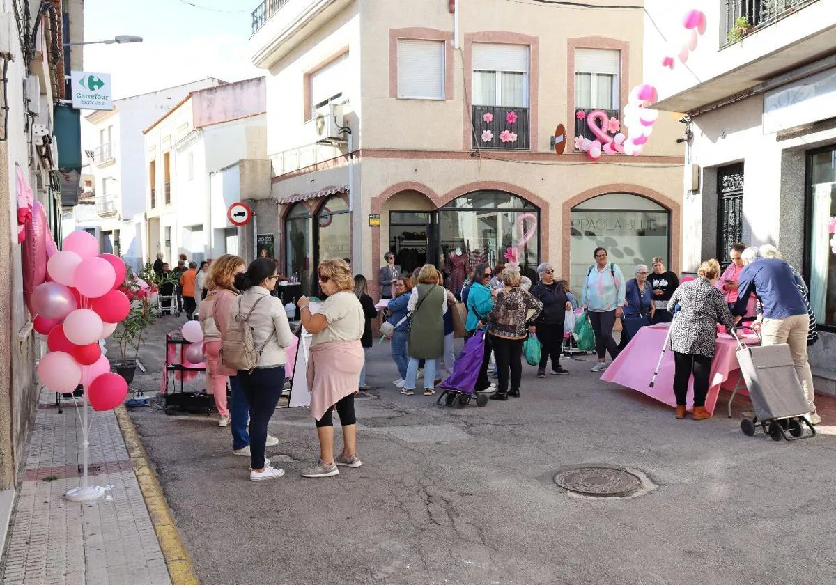 Foto de los empresarios en la calle recaudando fondos para la AECC.