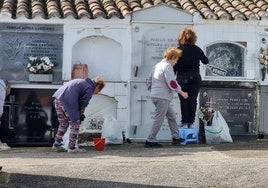 Los vecinos aprovechan los días previos a la festividad para arreglar, limpiar y adornar las lápidas de sus difuntos.