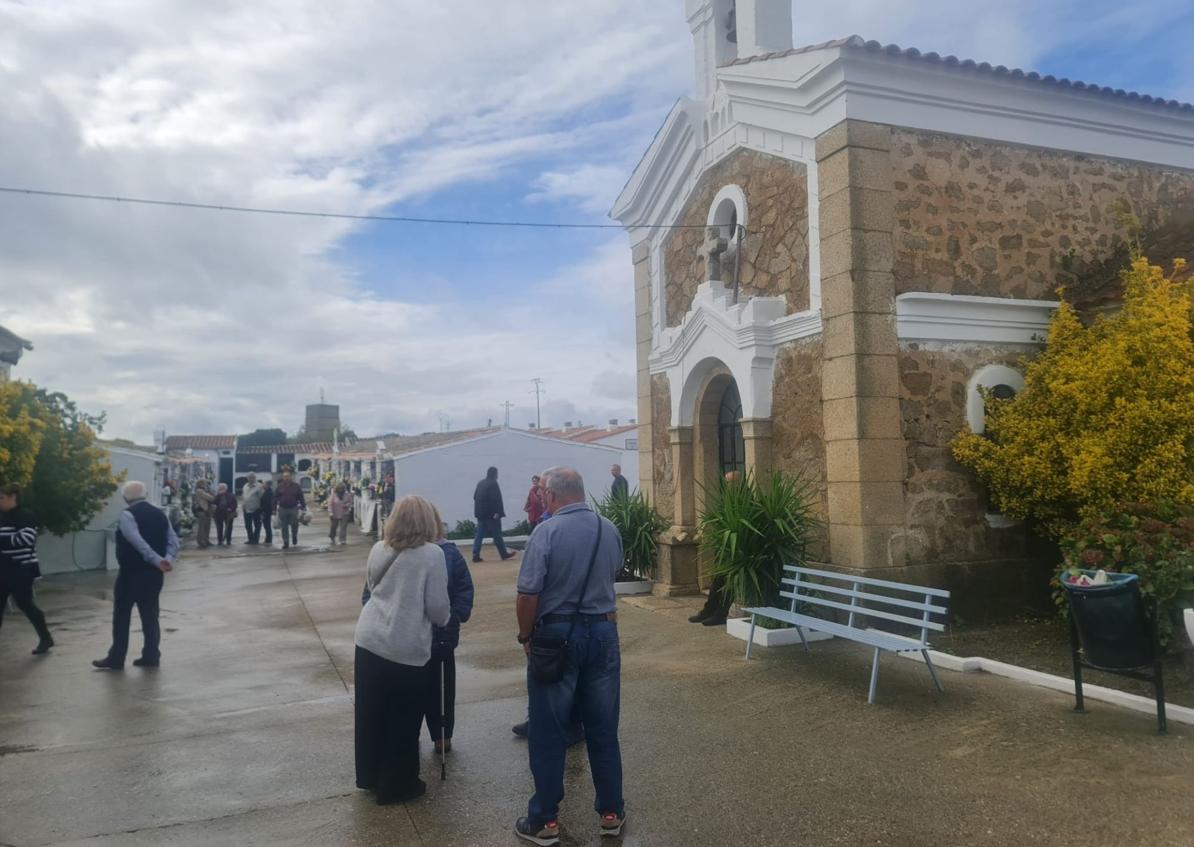 Imagen secundaria 1 - Los arroyanos vuelven a visitar el cementerio durante el Día de Todos los Santos