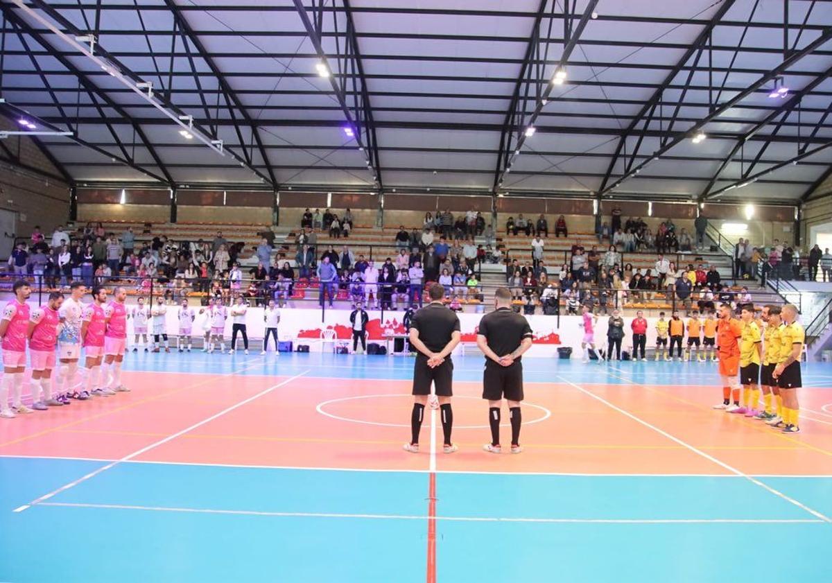 Imagen principal - Minuto de silencio antes del comienzo del partido.