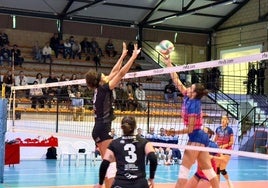 Juliana Sandes en una acción de bloqueo.