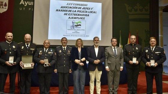 Manuel Berrocal, jefe de la Policía Local de Arroyo de la Luz, condecorado por AJEMPLOEX
