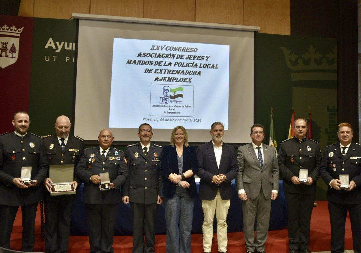 Manuel Berrocal, segundo por la derecha junto al resto de condecorados.