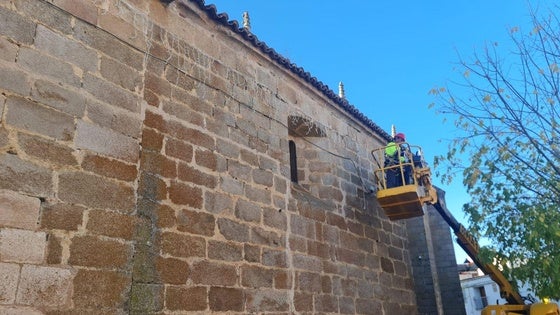 Empiezan a instalarse las luces de Navidad en Arroyo de la Luz