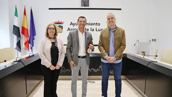 Carlos Caro recibe en el Ayuntamiento al jinete Jaime Talavera
