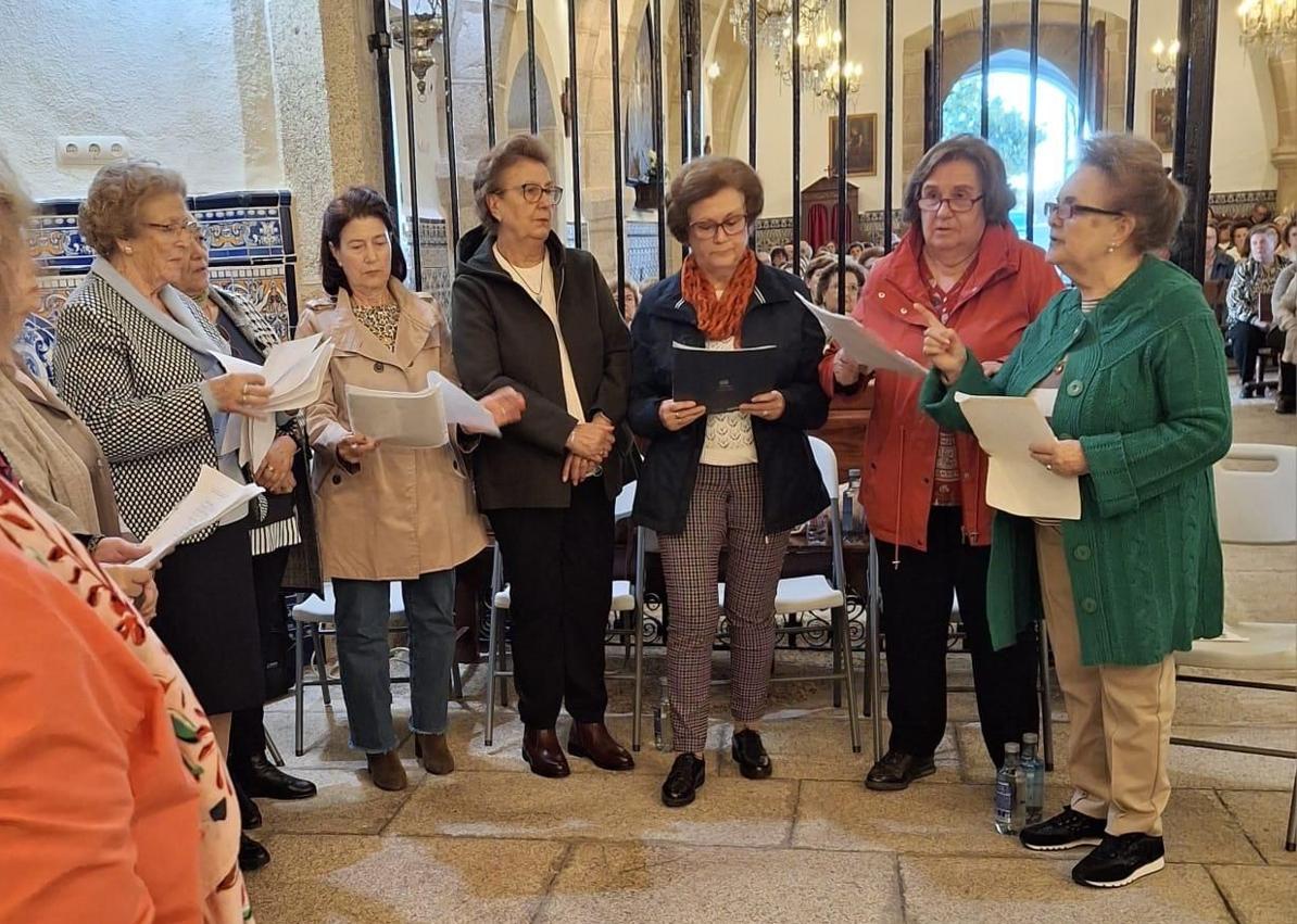 Imagen secundaria 1 - La Cofradía de la Virgen de la Luz entrega 547,66 euros a la AECC