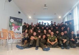 Los participantes en el programa EvolucionaWorking de Arroyo de la Luz y Casar de Cáceres visitan el Centro CREOFONTE de Casar