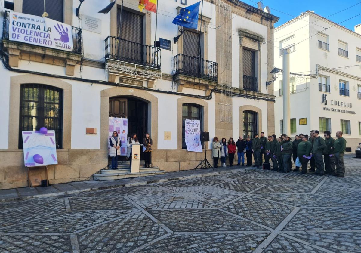 Imagen principal - Arroyo de la Luz se concentra contra la Violencia de Género