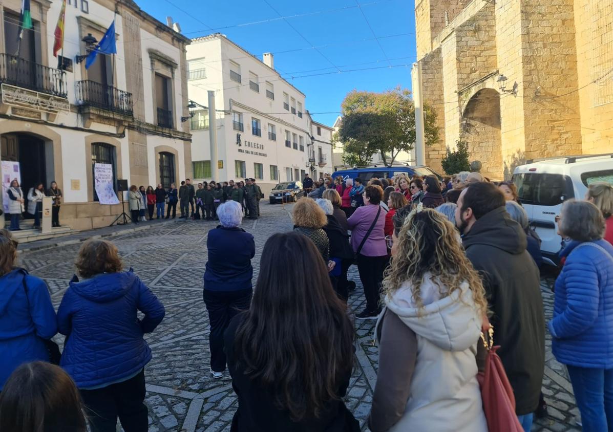 Imagen secundaria 1 - Arroyo de la Luz se concentra contra la Violencia de Género