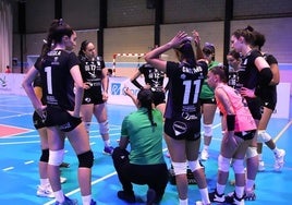 Flavia Lima da instrucciones en el transcurso de un tiempo muerto.