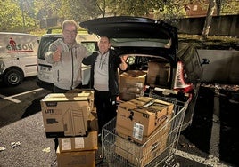 Gómez haciendo entrega de las cajas de ayuda.