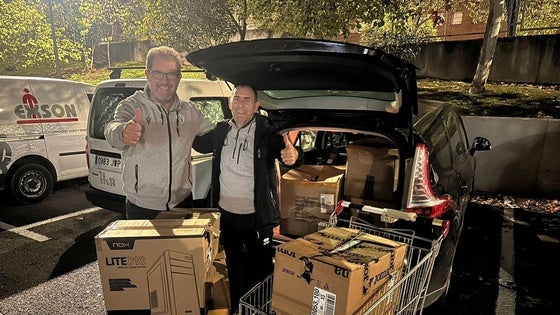 El fútbol y voleibol arroyano entregan a la Federación Extremeña de Voleibol las donaciones recogidas para los afectados por la dana