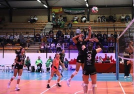 Juliana Sandes intenta rematar un primer tiempo colocado por Gabi Sasso.