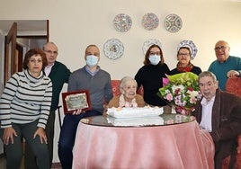 El alcalde Carlos Caro y la concejala Mercedes Pérez, junto a la cumpleañera Carmen Lucas y su familia.