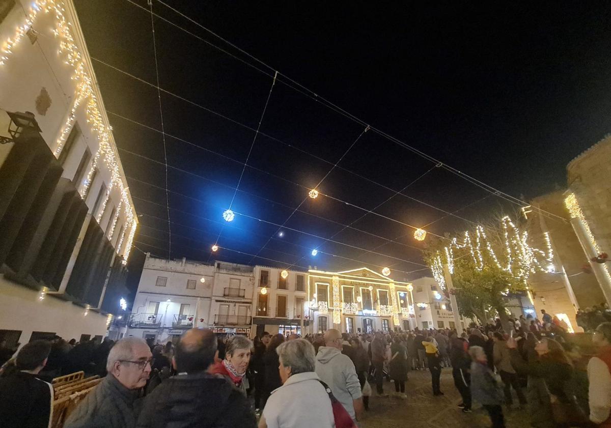 Imagen principal - Arroyo de la Luz se viste de Navidad