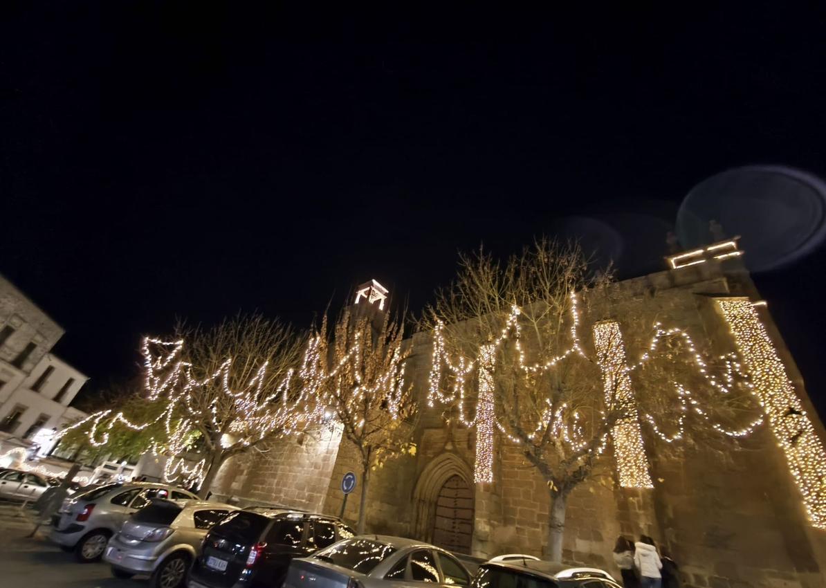 Imagen secundaria 1 - Arroyo de la Luz se viste de Navidad