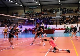 Andrea Villacañas defiende un balón en segunda línea.