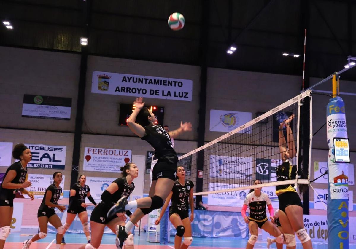 Carol Afán ataca y el resto del equipo apoya el remate propio.
