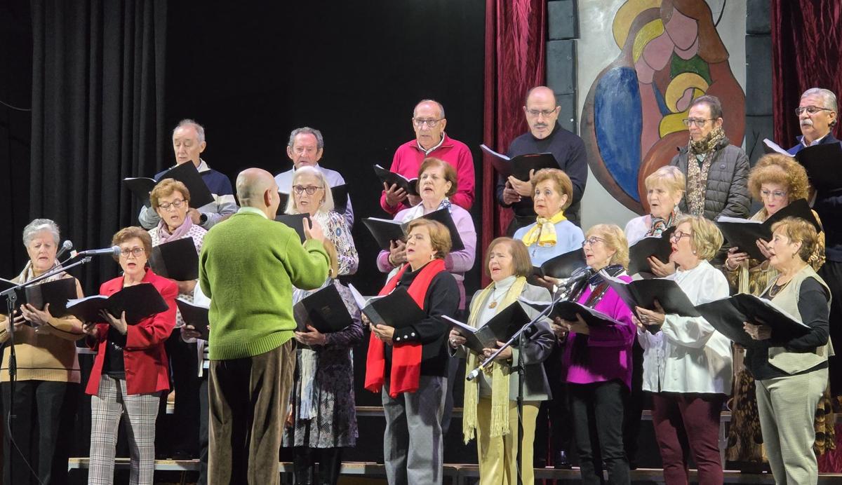 Imagen principal - La Coral La Luzena durante su actuación.