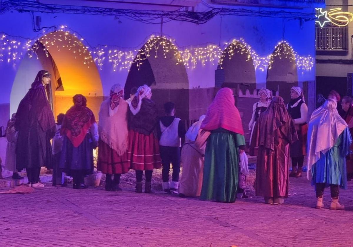 Imagen principal - La Plaza de la Constitución volvió a viajar en el tiempo con la representación del Belén Viviente