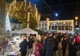 El frio invernal no paró a los arroyanos que llenaron la plaza para disfrutar del Mercado Navideño.