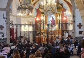 Uno de los pequeños siendo acercado a la Virgen de la Luz.