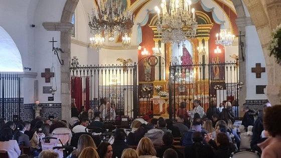 Emotivo acto de presentación de los niños a la Virgen de la Luz