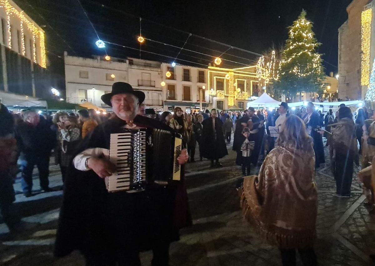 Imagen secundaria 1 - La Plaza de la Constitución se llenó un año más con el Mercado Navideño