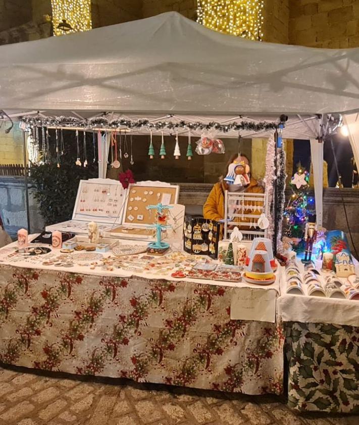 Imagen secundaria 2 - La Plaza de la Constitución se llenó un año más con el Mercado Navideño