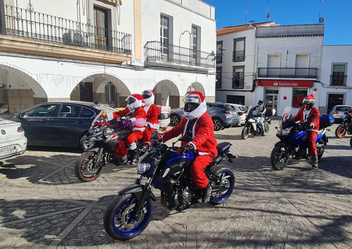 Imagen secundaria 1 - Una Papanoelada ha hecho vibrar las calles de Arroyo de la Luz felicitando la Navidad a todos los vecinos