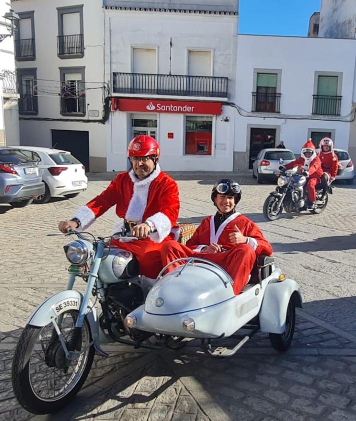 Imagen secundaria 2 - Una Papanoelada ha hecho vibrar las calles de Arroyo de la Luz felicitando la Navidad a todos los vecinos