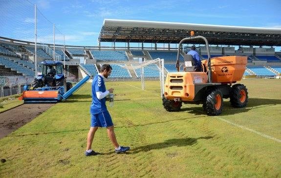 Óscar de Paula supervisa las obras del cambio de césped del Nuevo Vivero. 