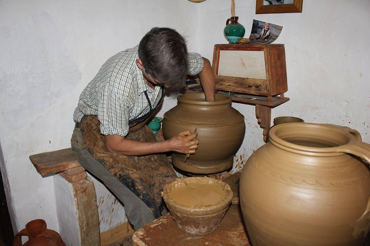 ‘Las piezas de alfarería cocidas en un horno de leña son únicas’