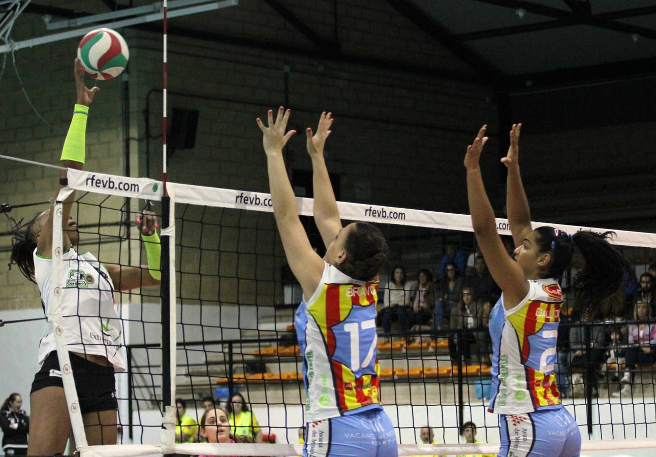 La central Jessika Soares ataca un balón por zona '2'. 